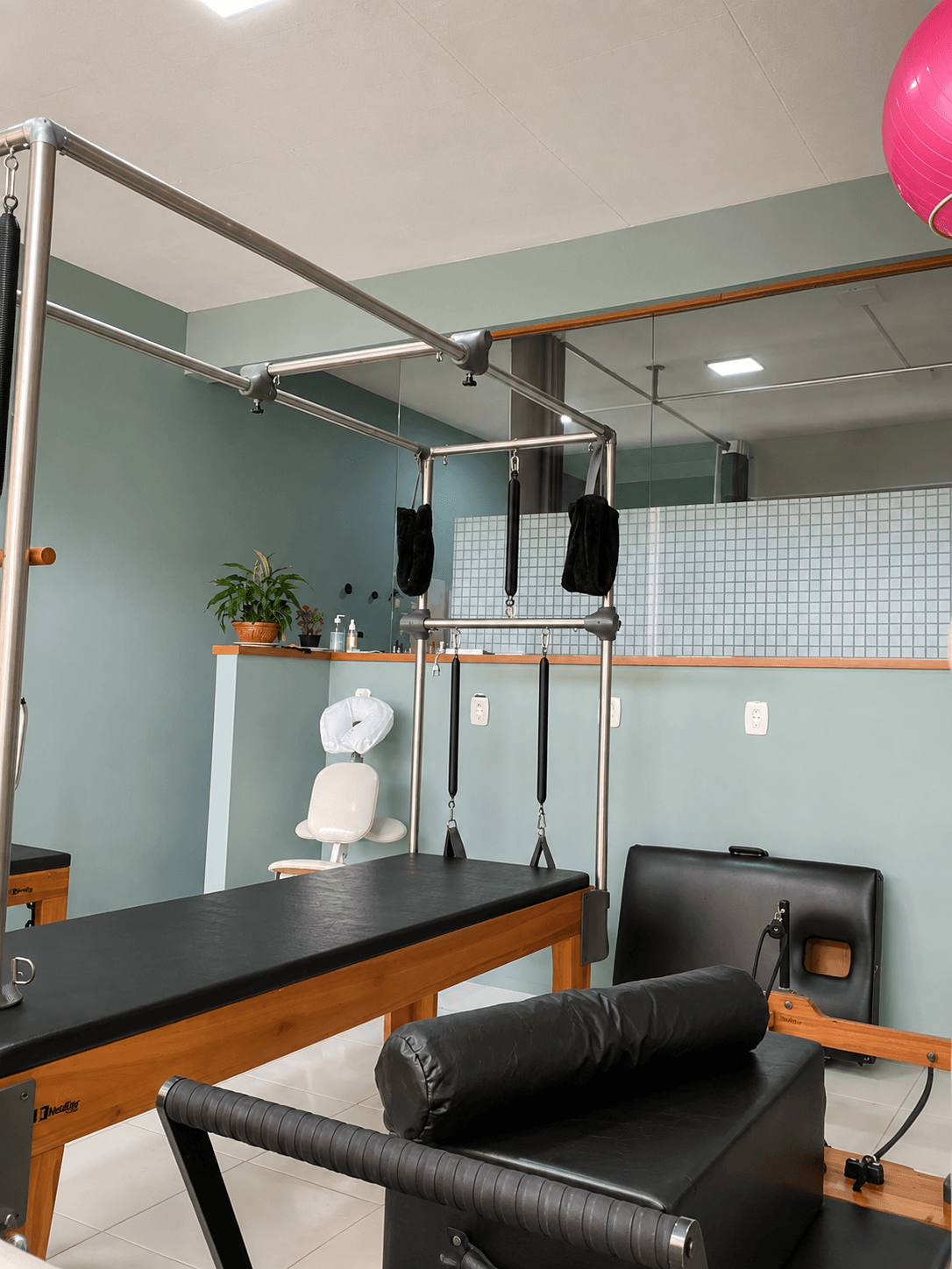 Equipamento Cadillac utilizado nas sessões de pilates clínico